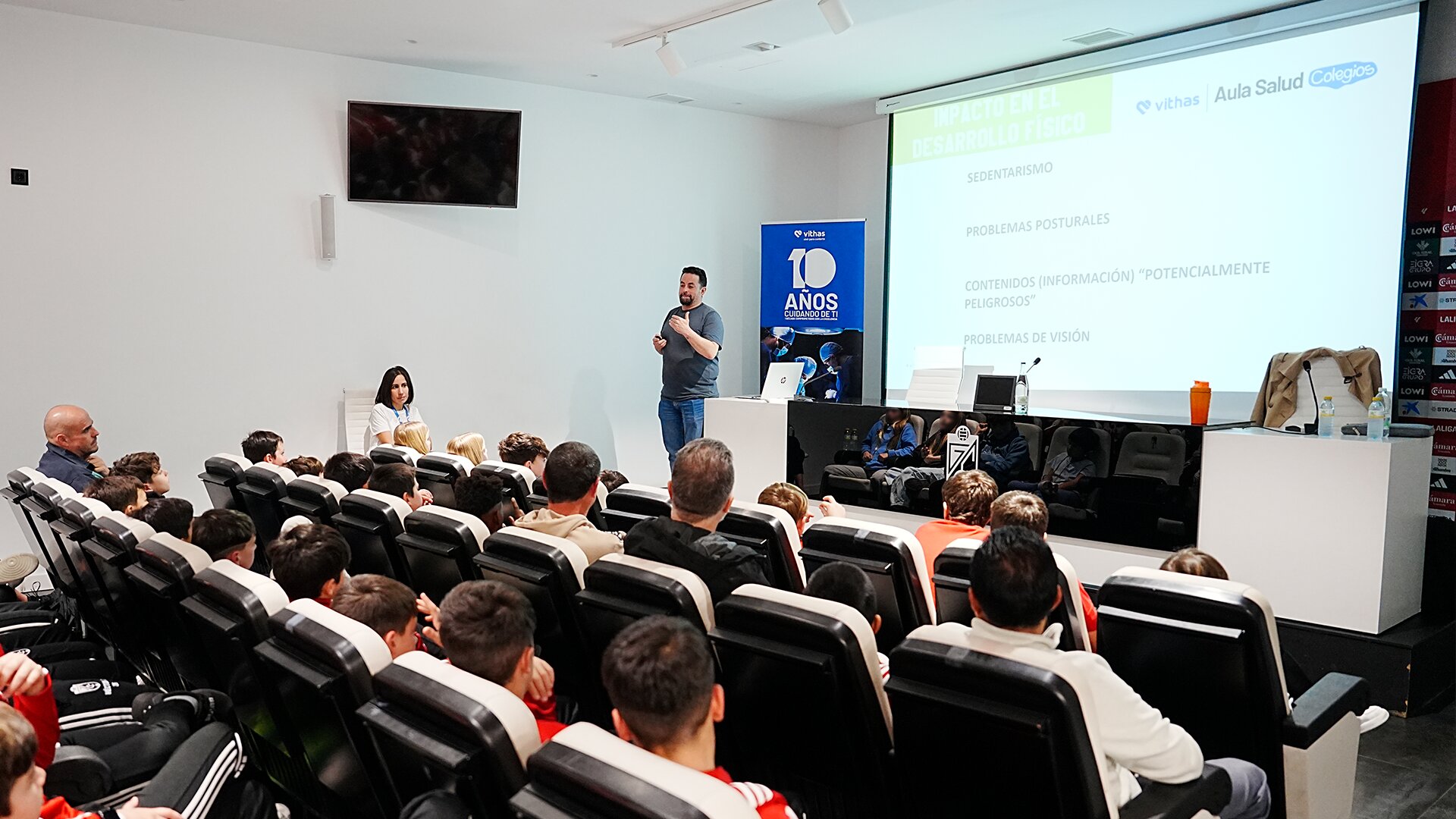 Tecnología y neurodesarrollo: el impacto de las pantallas en los jóvenes deportistas