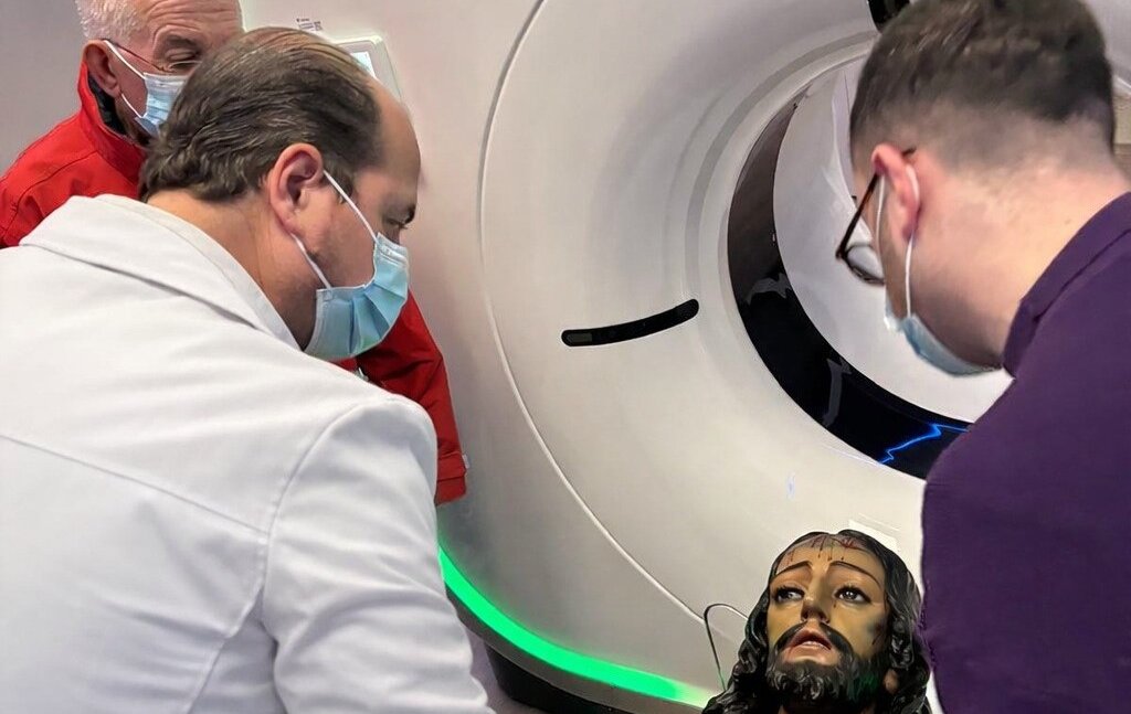 El Hospital Vithas Xanit internacional realiza un TAC al Cristo del Nazareno de Benalmádena para preservar el patrimonio de la localidad
