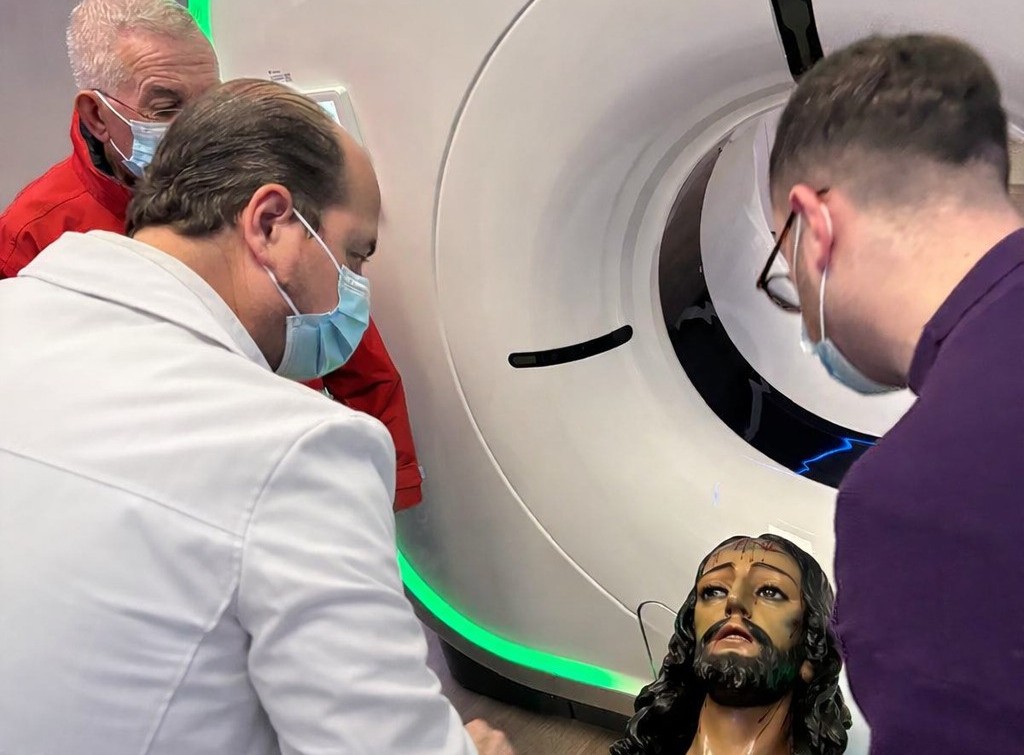 El Hospital Vithas Xanit internacional realiza un TAC al Cristo del Nazareno de Benalmádena para preservar el patrimonio de la localidad