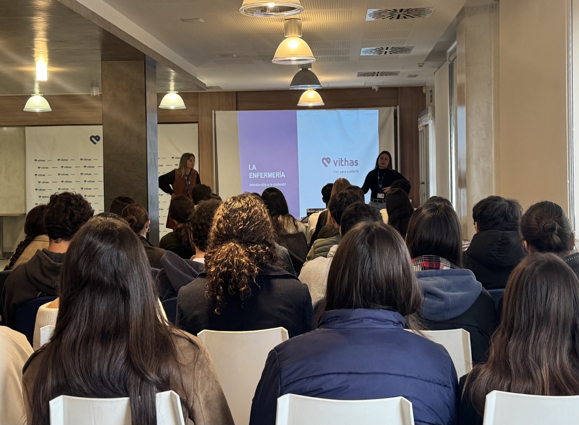 El Hospital Vithas Medimar acerca la labor asistencial a jóvenes en plena elección de futuro académico