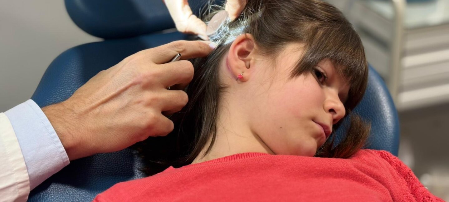 El Hospital Vithas Valencia 9 de Octubre implanta el primer sistema coclear inteligente diseñado para mejorar la audición de personas con pérdida auditiva severa