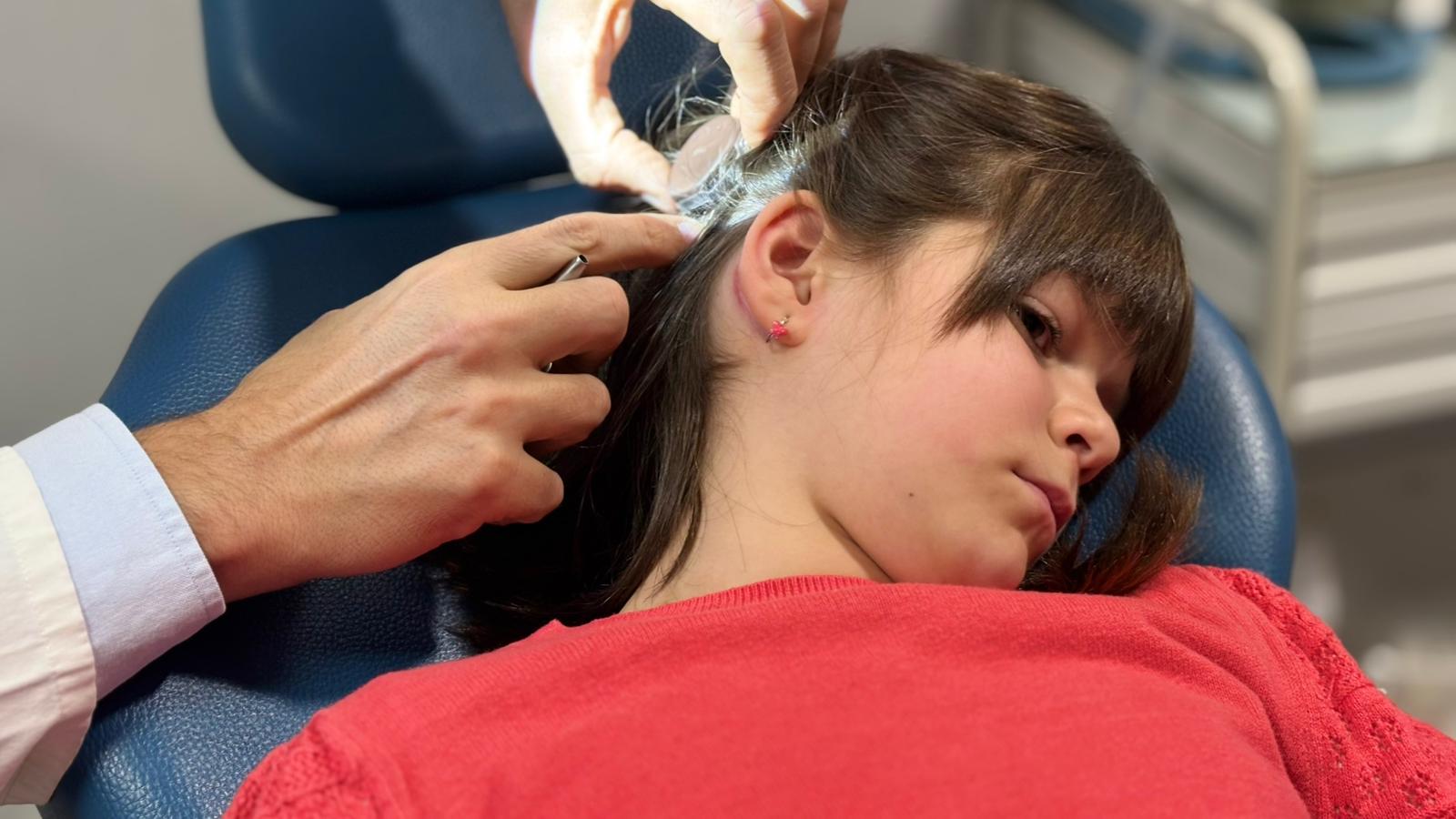 El Hospital Vithas Valencia 9 de Octubre implanta el primer sistema coclear inteligente diseñado para mejorar la audición de personas con pérdida auditiva severa