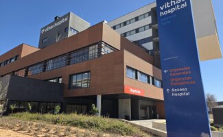 Entrada del servicio de Urgencias del Hospital Vithas Valencia Turia, acceso principal y señalética visible