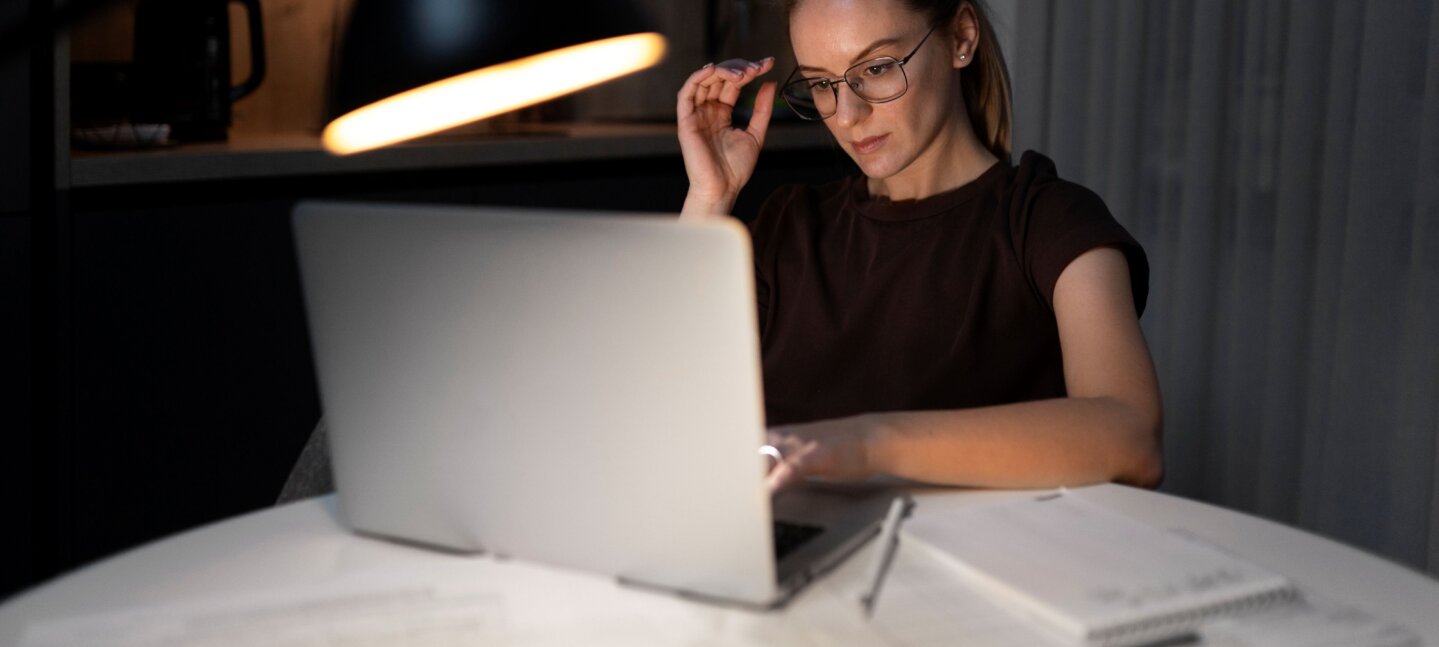 Fatiga digital: qué es, síntomas y cómo prevenir el cansancio por pantallas