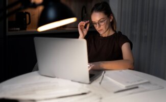 Fatiga digital: qué es, síntomas y cómo prevenir el cansancio por pantallas