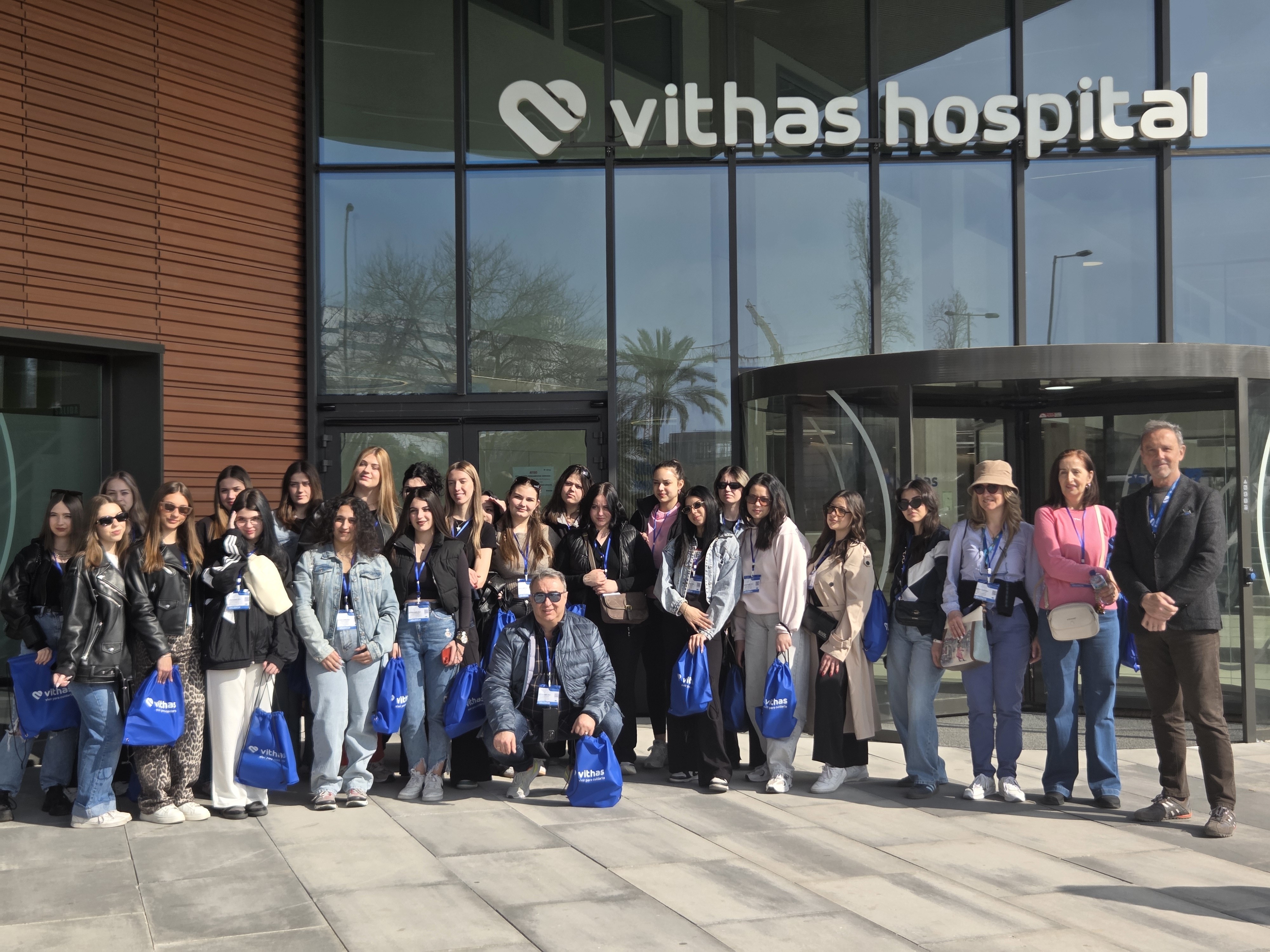 Estudiantes Erasmus de Grecia visitan el Hospital Vithas Valencia Turia para conocer oportunidades laborales en el ámbito sanitario