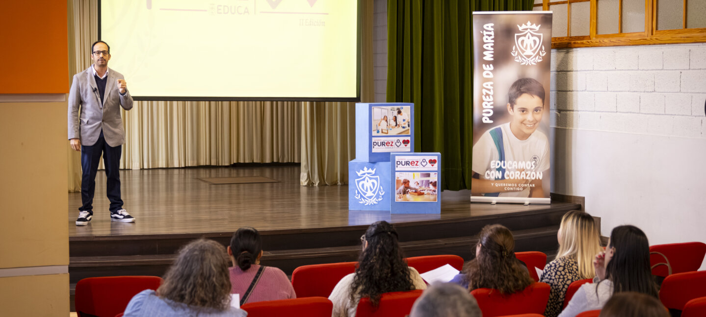 Vithas Tenerife explica los riesgos de la exposición a pantallas a 60 familias