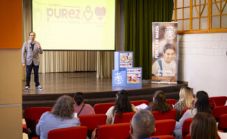 Vithas Tenerife explica los riesgos de la exposición a pantallas a 60 familias