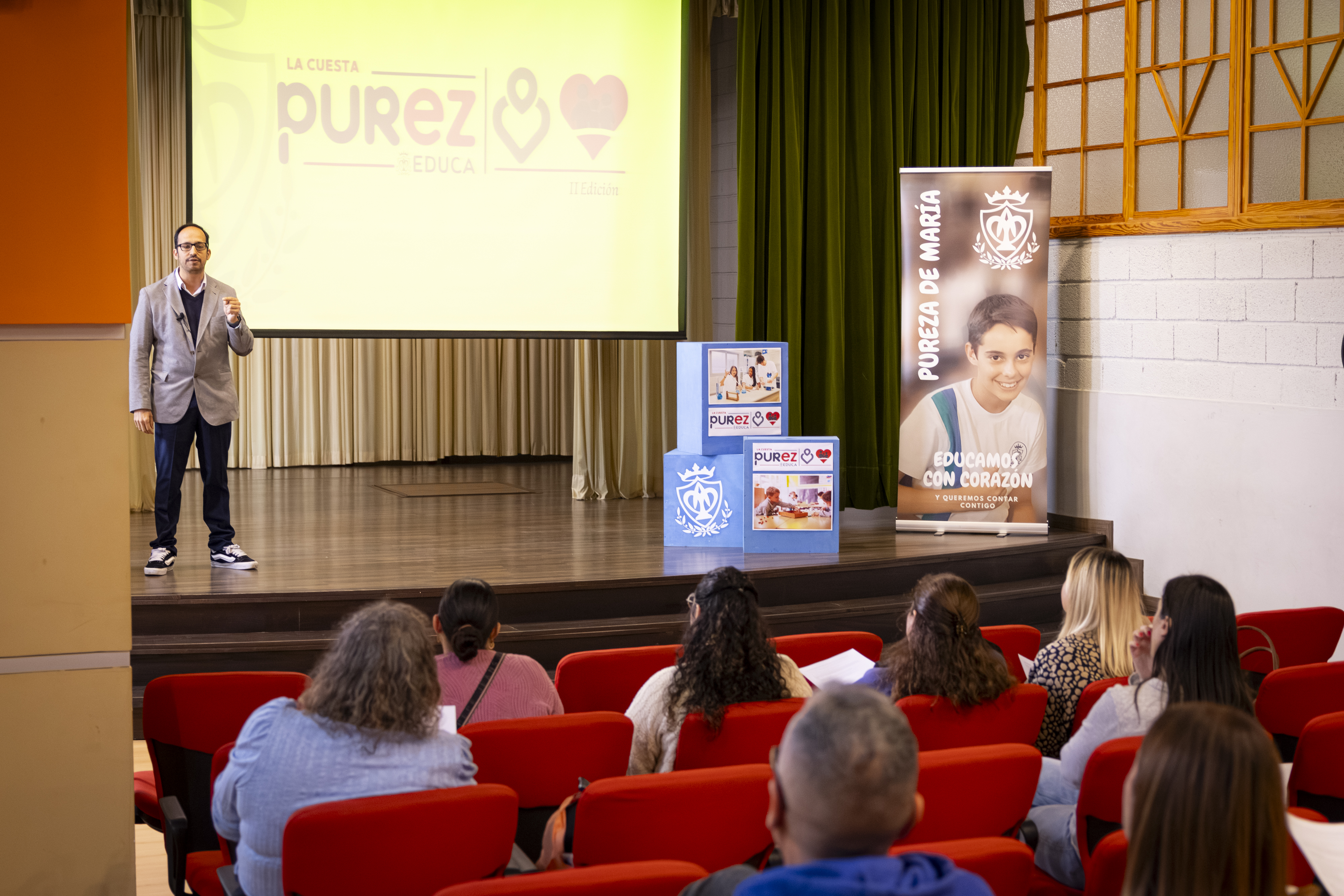 Vithas Tenerife explica los riesgos de la exposición a pantallas a 60 familias