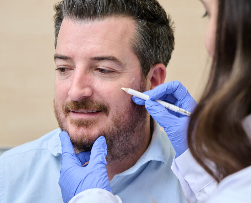 La demanda de bótox en hombres crece impulsada por la naturalidad y la medicina estética personalizada