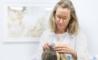 Dermatología de Vithas Madrid La Milagrosada las claves para frenar la alopecia femenina tras la menopausia