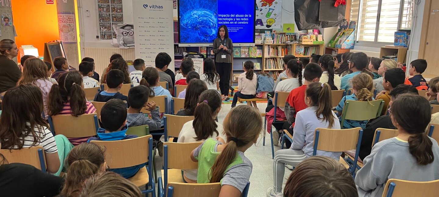 Pantallas bajo control: profesionales de Vithas Granada alertan sobre el impacto de los dispositivos digitales en los jóvenes