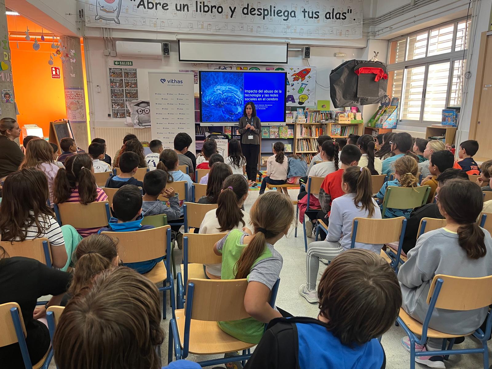 Pantallas bajo control: profesionales de Vithas Granada alertan sobre el impacto de los dispositivos digitales en los jóvenes