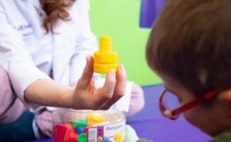Vithas recuerda que detrás del neurodesarrollo diverso hay familias sosteniendo años de pequeños esfuerzos cotidianos