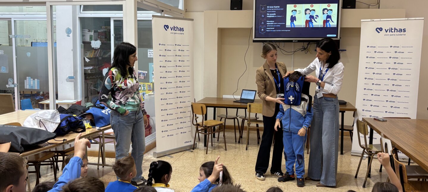 Alumnos del colegio Argos reciben formación en RCP de la mano del equipo de enfermería de Vithas Valencia 9 de Octubre