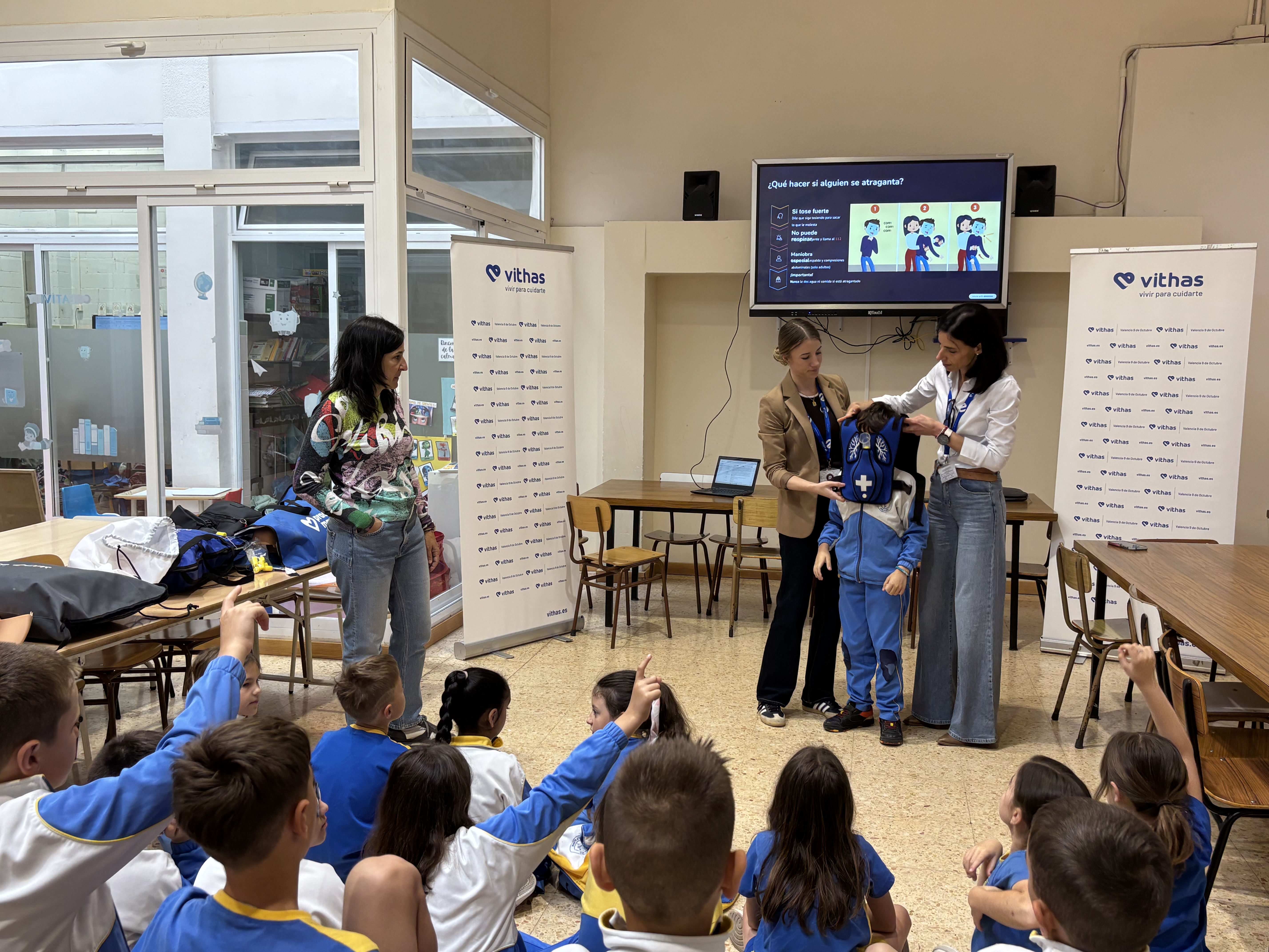 Alumnos del colegio Argos reciben formación en RCP de la mano del equipo de enfermería de Vithas Valencia 9 de Octubre