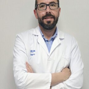 El Dr. José León Tovar es especialista en Obstetricia y Ginecología en el Hospital Vithas Sevilla