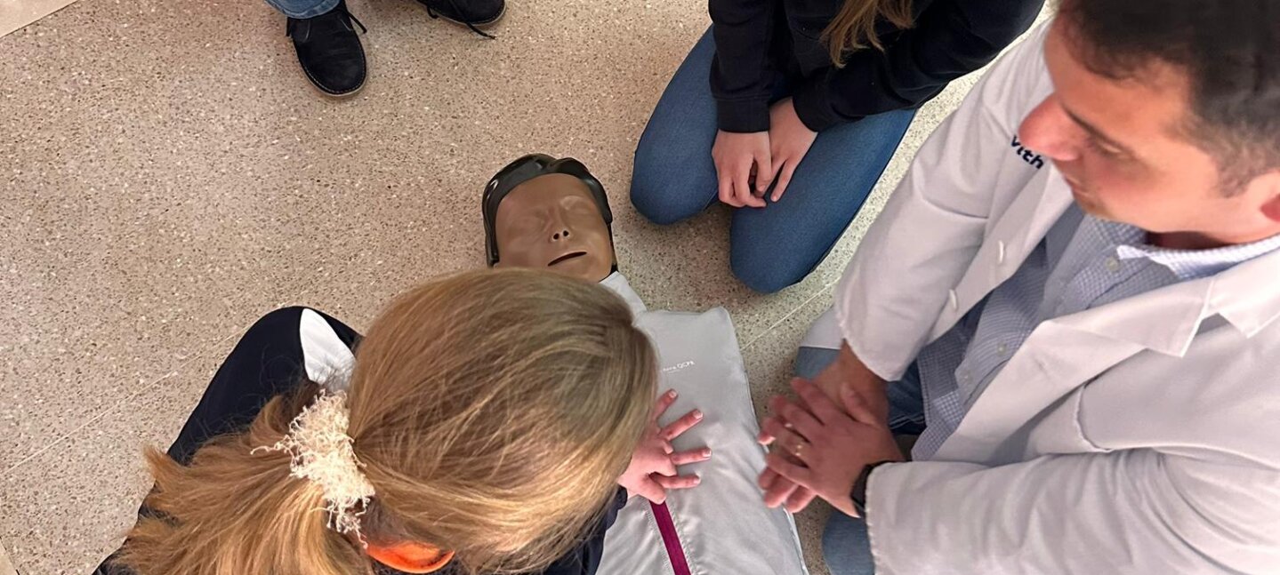 El Hospital Vithas Aguas Vivas forma a alumnos del Colegio María Inmaculada en RCP y primeros auxilios