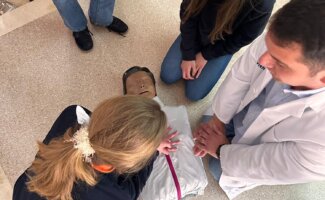 El Hospital Vithas Aguas Vivas forma a alumnos del Colegio María Inmaculada en RCP y primeros auxilios