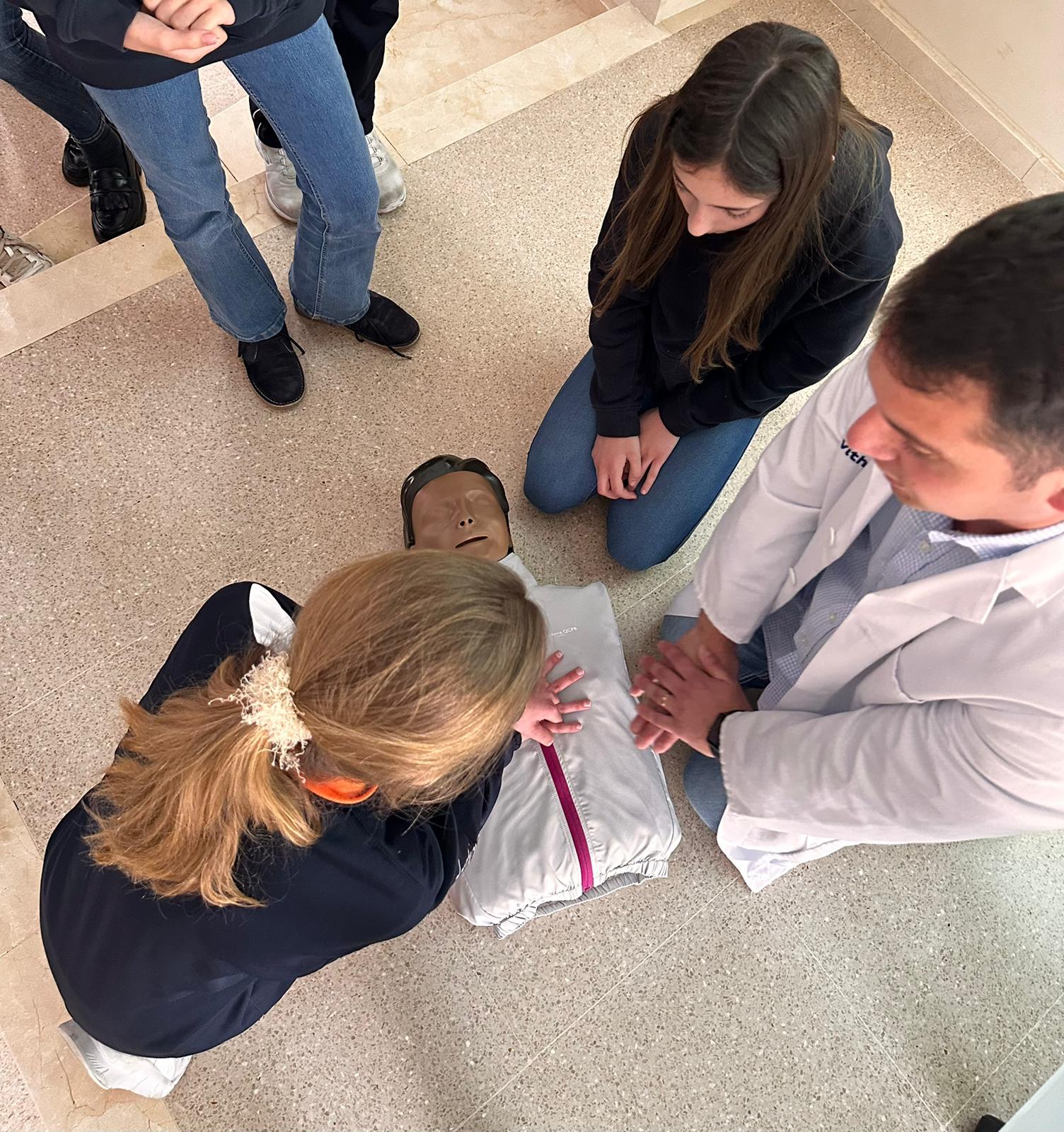 El Hospital Vithas Aguas Vivas forma a alumnos del Colegio María Inmaculada en RCP y primeros auxilios