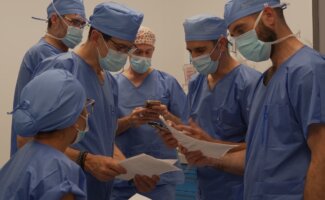 foto fellow Dr. Carballeira Profesionales sanitarios durante una cirugía de lipedema en el quirófano del Hospital Vithas Valencia Turia, en el marco del Fellowship Lipedema Advance Care