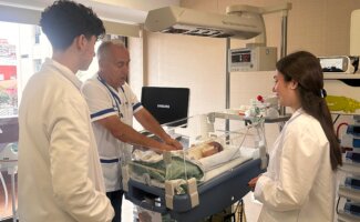 Alumnos en la UCI Neonatal Alumnos en la UCI Neonatal