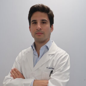 DR JOSE GONZALEZ DERMA (4) El Dr. González Fernández es especialista en Dermatología en el Hospital Vithas Sevilla.