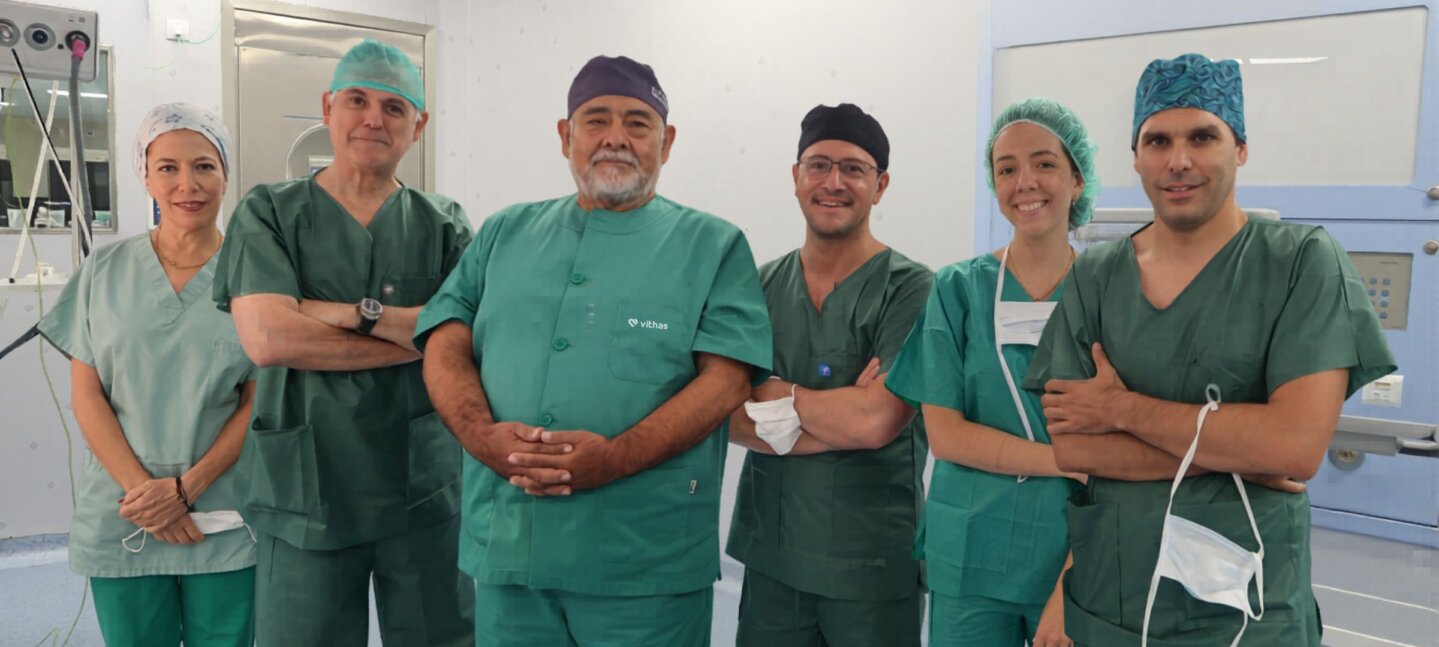 Los equipos de neurocirugía y cirugía torácica de Vithas Sevilla extirpan con éxito un neurinoma dorsal