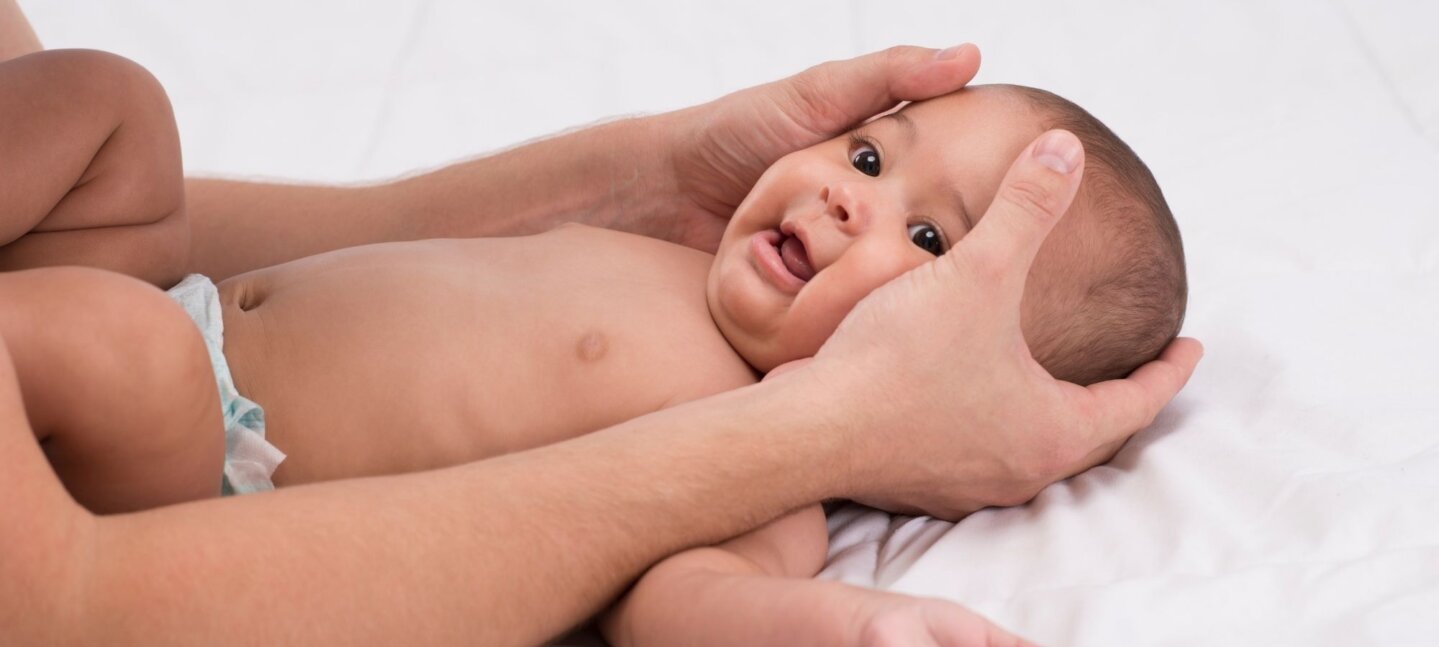 Mi hijo tiene la cabeza aplanada. ¿Debo preocuparme?