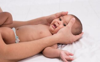 Mi hijo tiene la cabeza aplanada. ¿Debo preocuparme?