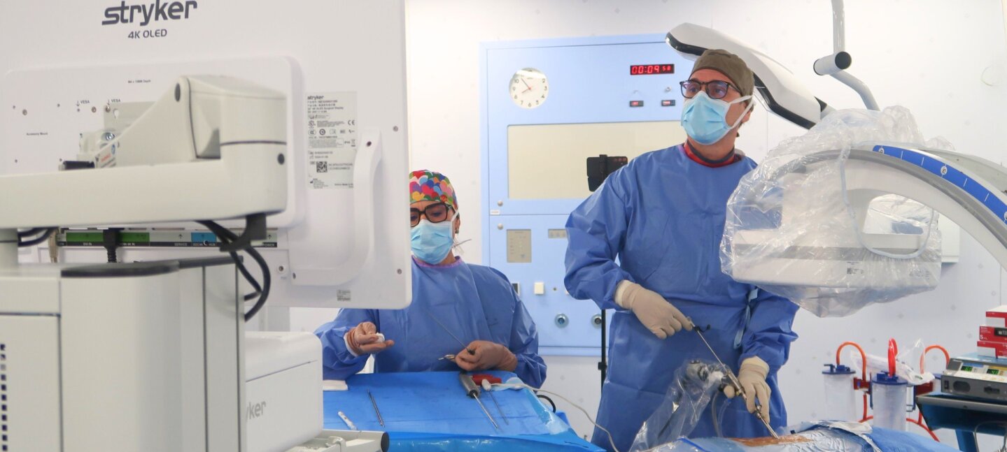 El Dr. Rafael Periáñez supera las 500 intervenciones endoscópicas uniportales de columna en Vithas Sevilla