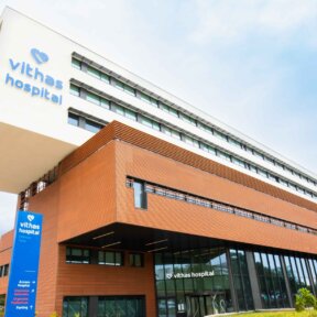 Fachada principal del Hospital Vithas Valencia Turia con acceso peatonal y arquitectura moderna