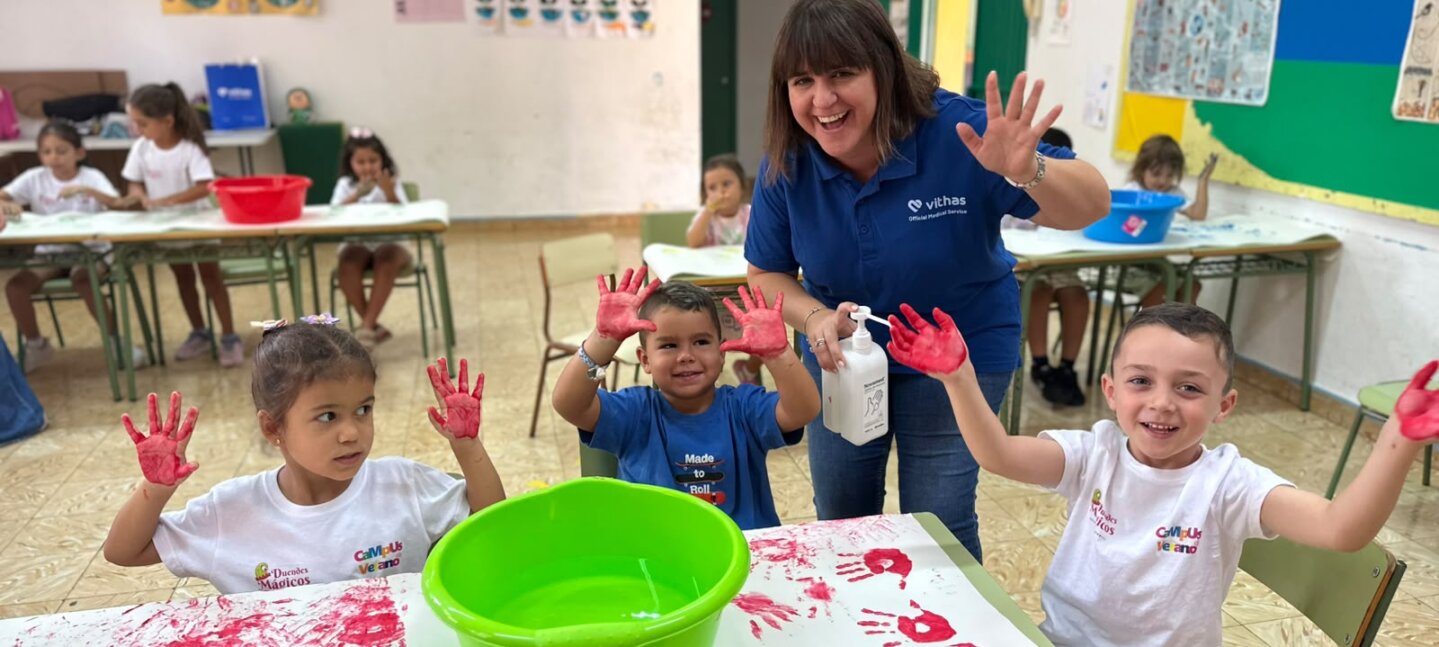 Vithas Las Palmas enseña higiene de manos a niños de un campus Vithas Las Palmas enseña higiene de manos a niños de un campus