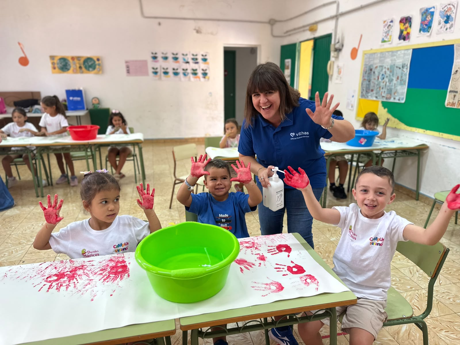 Vithas Las Palmas enseña higiene de manos a niños de un campus