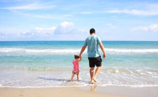 Caminar descalzo: un impulso natural para el desarrollo físico y neurológico de los niños