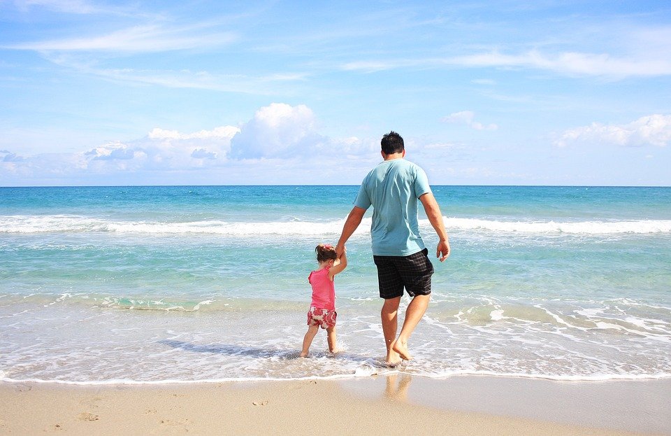 Caminar descalzo: un impulso natural para el desarrollo físico y neurológico de los niños Caminar descalzo: un impulso natural para el desarrollo físico y neurológico de los niños