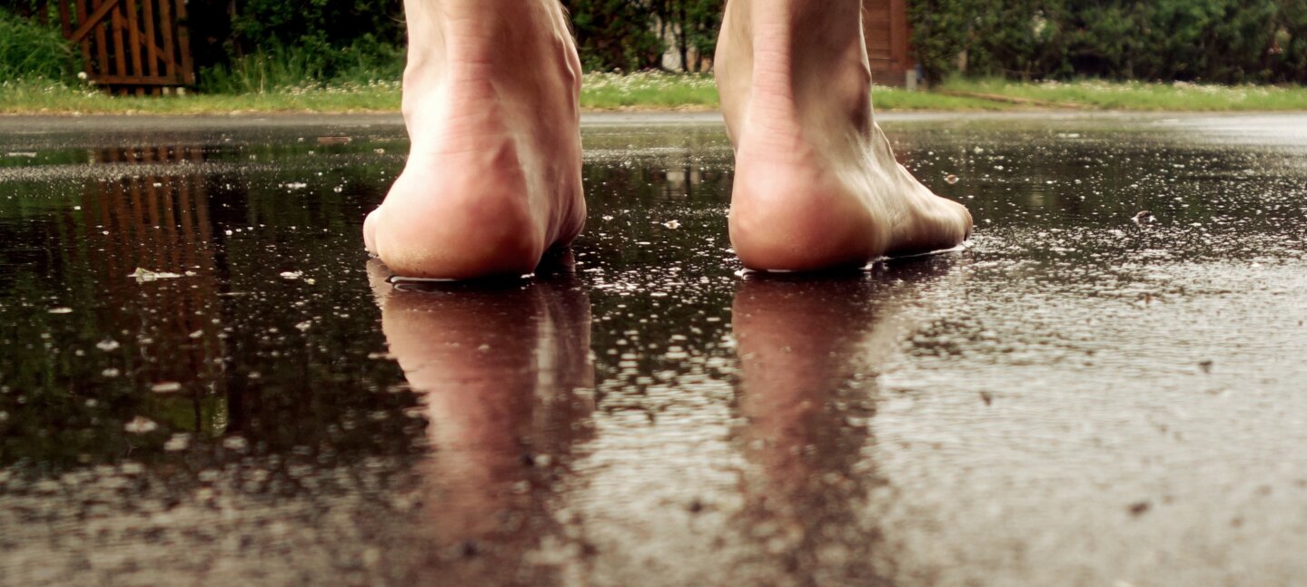 Beneficios de andar descalzo: cómo puede ayudar a la salud de tus pies y tu equilibrio Beneficios de andar descalzo: cómo puede ayudar a la salud de tus pies y tu equilibrio