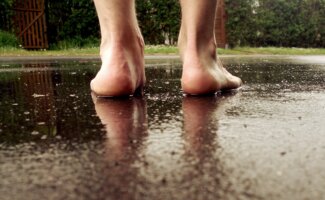 Beneficios de andar descalzo: cómo puede ayudar a la salud de tus pies y tu equilibrio