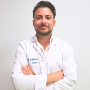 El Dr. Montero Peña es especialista en Medicina General en la Unidad de Obesidad del Hospital Vithas Sevilla.