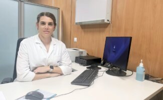 Con la vuelta al cole, Vithas Sevilla alerta sobre el uso de las pantallas y el peso de las mochilas ante el dolor de espalda infantil