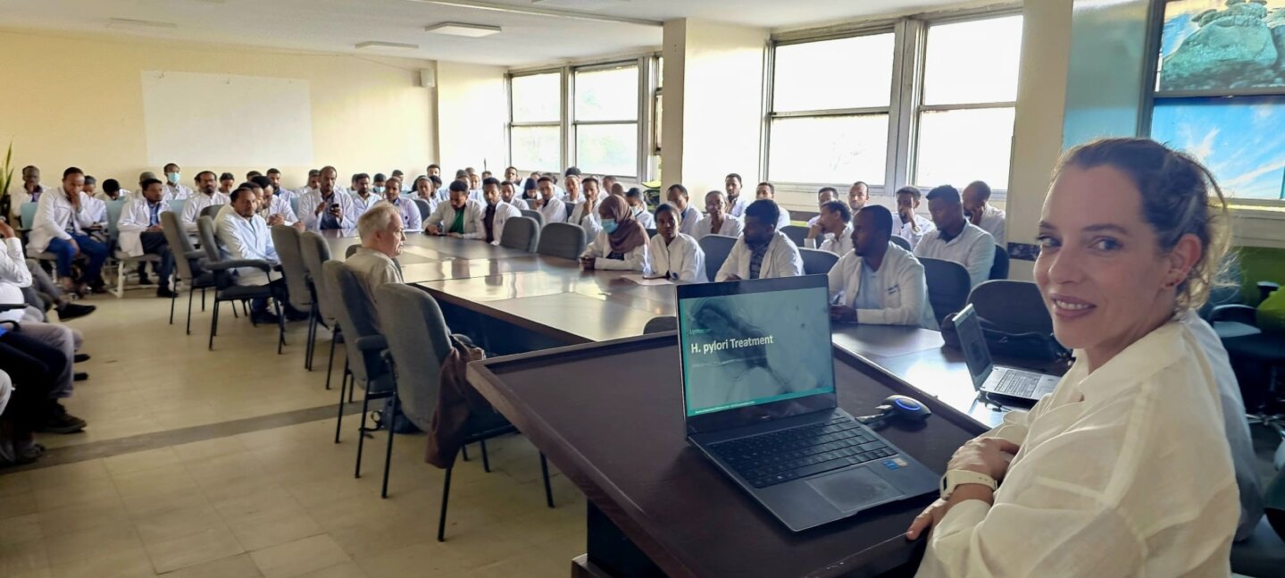 La Dra. Oehler, de Vithas Xanit, forma a jóvenes médicos en Etiopía junto a la World Endoscopy Organization La Dra. Oehler, de Vithas Xanit, forma a jóvenes médicos en Etiopía junto a la World Endoscopy Organization