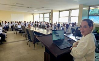La doctora Nina Oehler impartiendo una formación