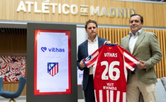 26.10.05 CEO de Vithas y director general del Atlético de Madrid renovación servicio médico oficial
