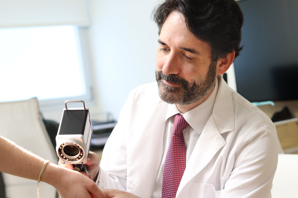 El doctor Pablo de la Cueva, jefe de dermatología del Centro Médico Vithas Chamartín, realiza una revisión con el FotoFinder